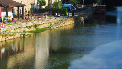 Fototapeta na wymiar Ville de Nérac, dans le Lot-et-Garonne, entrecoupée par la rivière de « La Baïse »