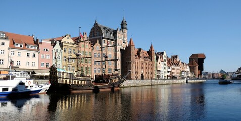 Fototapeta premium Panorama of Old Town in Gdansk and Motlawa river with ships.