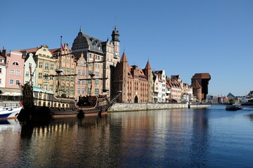 Obraz premium Panorama of Old Town in Gdansk and Motlawa river with ships.