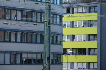 FU 2020-07-21 Reisholz 76 Vor zwei Gebäuden verlaufen Stomleitungen