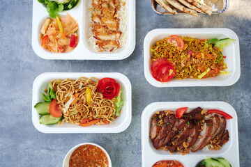 Indisches chinesisches Take away Essen in Schalen zum Mitnehmen und liefern Für den Lieferdienst