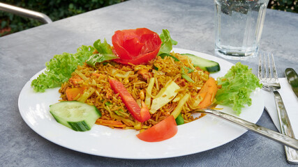 Sehr leckeres indisches chinesisches Essen mit Ente und Huhn gegrillt serviert mit Basmatireis und eleganter Currysauce mit Gemüse