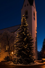 Christbaum mit Weihnachtsbeleuchtung in Oberstdorf