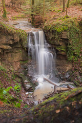 Obraz premium Forellensprung im Herbst, Wasserfall mit Kalksandsteinbank im Wald - Langenberg, Welzheim