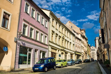 zittau, deutschland - strasse in der altstadt mit johanniskirche im hintergrund