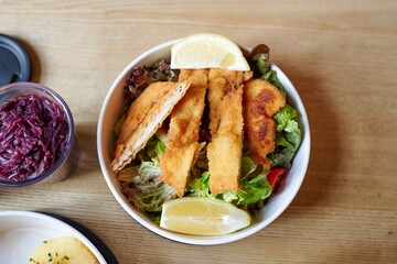 Gesunder Salat zum Mitnehmen in einer Take away Tupperschale mit Putenbruststreifen und Schnitzel