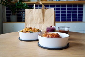 Take away Essen Bestellung für das Büro zum Essen in der Mittagspause in recyclebare Verpackung