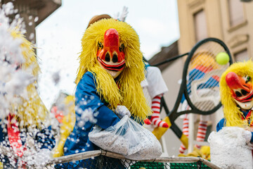 Waggis streuen Konfetti an der basler fasnacht