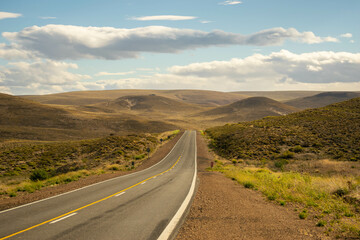 paisaje de carretera en un desierto con nubes autopista para viajar en argentina 