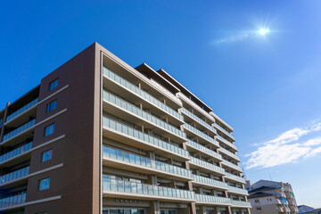 Fototapeta premium Exterior of high-rise condominium and refreshing blue sky scenery_14