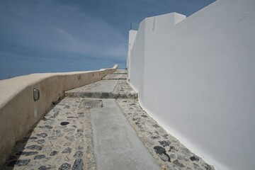 Beautiful alley leading to Oia and a beautiful blue sky in Santorini Greece