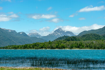 lagos con laguna y montañas rodeado de arboles nubes del cielo