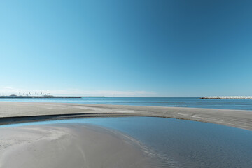 Obraz premium 冬の朝の海岸と川 銚子市名洗町