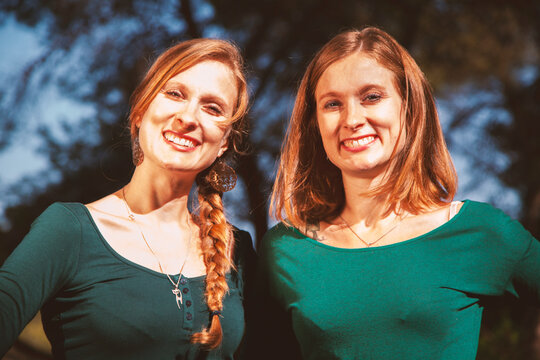 Hermanas gemelas en el campo. Vintage look.