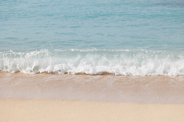 砂浜に打ち寄せる弱い波