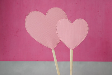 Deux cœurs devant un fond rose. Concept de l'amour (fête des mères, saint Valentin) 