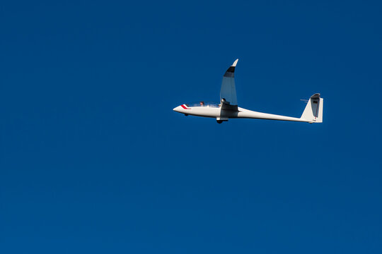 Segelflugzeug &uuml;ber dem Naturschutzgebiet Boberger Niederung in Hamburg