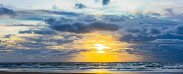 Fototapeta premium Sonnenuntergang am Meer mit Goldenen Sonnenstrahlen