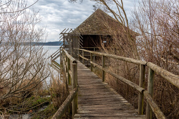 Wolkiger Nachmittag am Ammersee in Bayern im Winter