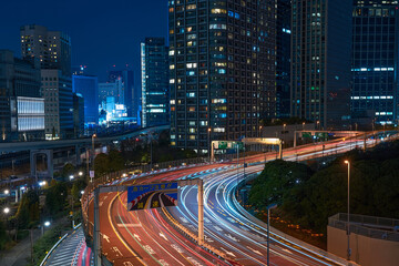 夜の首都高速道路の車の軌跡（2022年1月汐留JCT付近）