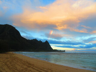 Fototapeta na wymiar hiking beautiful coastline in hawaii