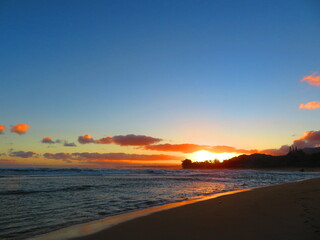 hiking beautiful beaches in hawaii