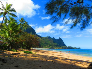 hiking beautiful beaches of hawaii