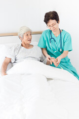 Obraz premium doctor talk with old asian patient about disease symptom , elderly health care, she holding hand of patient, rehabilitation