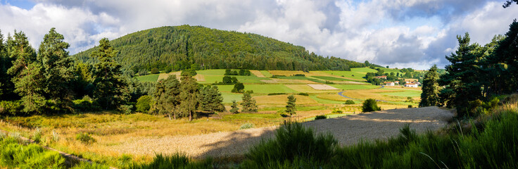 Terres agricultures fertiles au pied des pentes du Mont-Bar, Allègre, Auvergne, France © Olivier Klencklen
