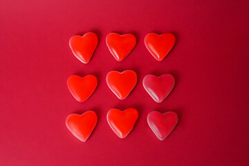 Unas golosinas de gelatina con forma de corazon para regalar en san valentin - obrazy, fototapety, plakaty