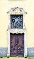 Fototapeta na wymiar Carved wooden old door