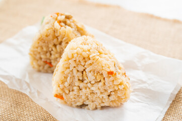 もち麦入りかしわおにぎり