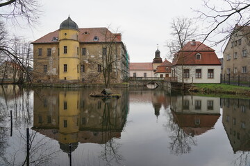 Ein altes Wasserschloss wird saniert und so wieder zu einem lebendigen Ort