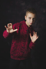 portret młodego chłopaka w czerwonej bluzie - obrazy, fototapety, plakaty