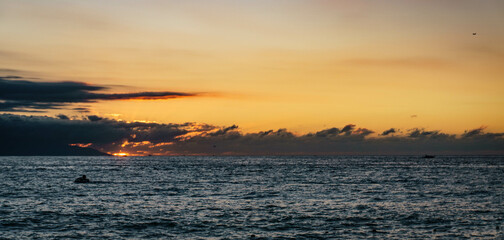 foto al atardecer en la playa