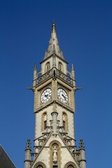 La torre del reloj de la antigua oficina de correos en un día soleado, Gante, Bélgica. En 1909 se construyó el antiguo edificio de correos sobre lo que era un cruce muy transitado de la ciudad.