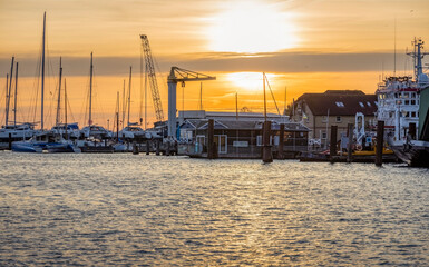 Obraz premium Hafen von Arnis bei Kappeln an der Schlei im Sonnenuntergang im Oktober 2021