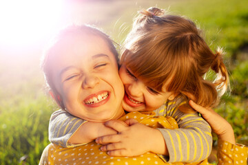 Niñas felices jugando sobre la hierba