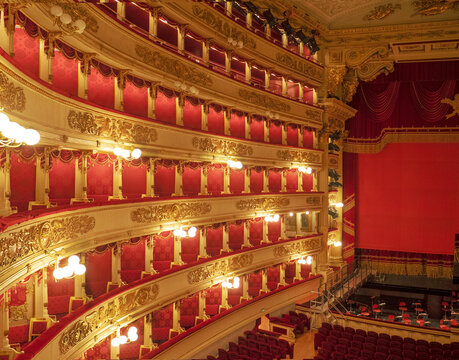 Teatro Alla Scala" Immagini - Sfoglia 890 foto, vettoriali e video Stock |  Adobe Stock