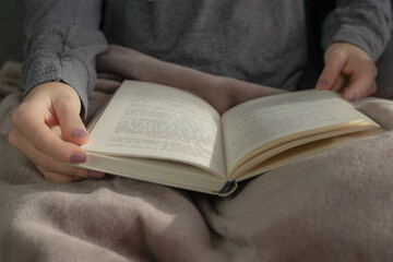 Naklejka premium Unrecognizable woman holding a book in her hands