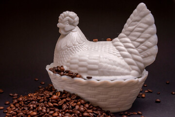 kura w kawie    © Robert