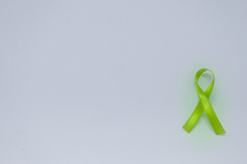 Listones de colores, cintas de campañas de lucha contra el cáncer y SIDA. Manos preparando...