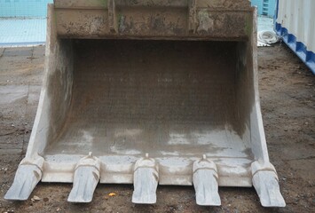 Baggerschaufel vor Schwimmbecken 