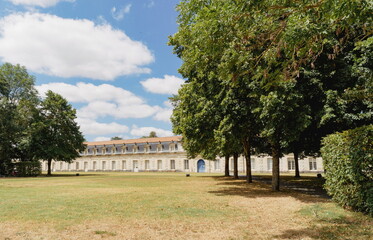 Obraz premium Rochefort-sur-Mer en Charente-Maritime. La Corderie Royale au bord de l'Estuaire de la Charente