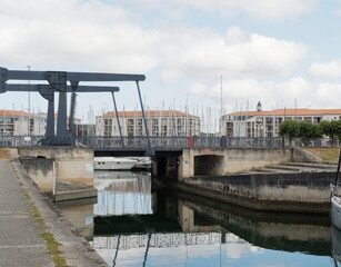 Port de plaisance de Rochefort-sur-Mer en Charente-Maritime. Passage sous Av. William Ponty vers...