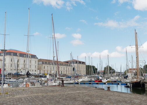 Port de plaisance de Rochefort ou Rochefort-sur-Mer en Charente-Maritime. A droite, quai le Moyne de Sérigny, à gauche, quai aux Vivres