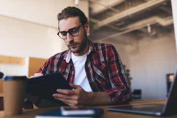 Obraz premium Millennial businessman working at desk in office