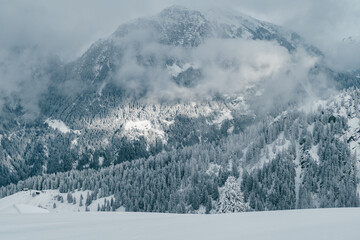Verschneite Winterlandschaft im Vorarlberg 