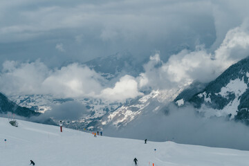 Naklejka premium Skipiste mit Bergpanorama 