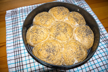 Selbstgebackene Brötchen in einer Backform